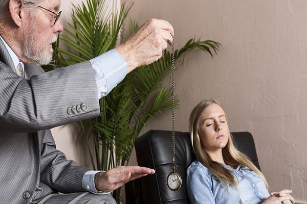 هیپنوتیزم چیست و چه کاربردی دارد؟
